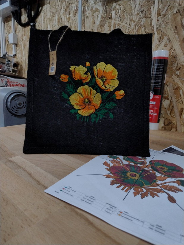 Sacoșă medie din iută neagră, brodată cu maci 30×30×19 cm | AYA HOME