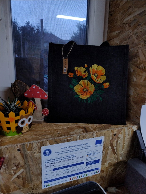 Sacoșă medie din iută neagră, brodată cu maci 30×30×19 cm | AYA HOME
