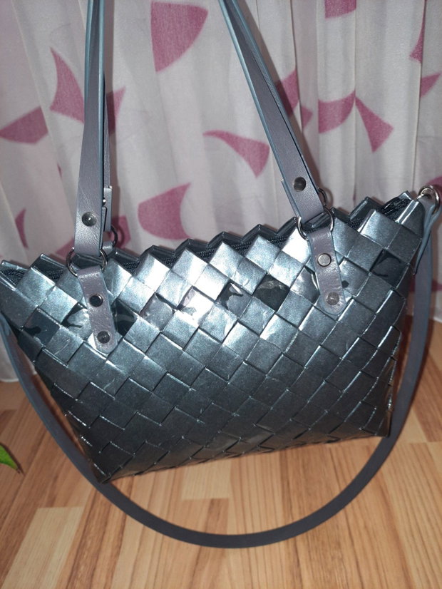 Geanta mare neagra cu detalii