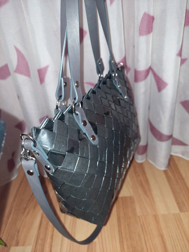 Geanta mare neagra cu detalii