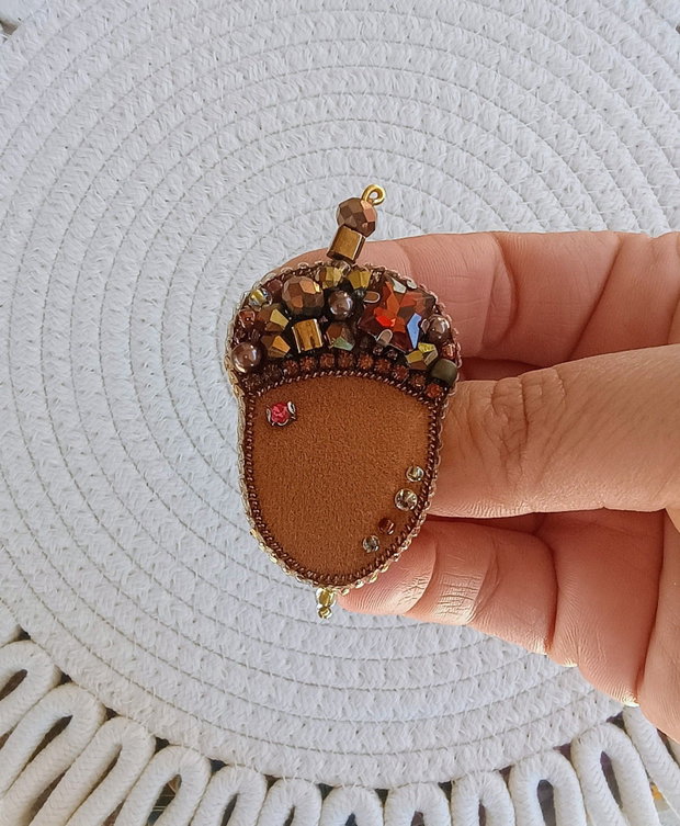 Broșă ghindă