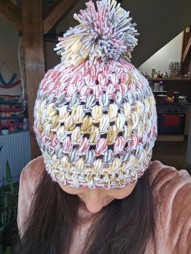 Căciulă croșetată handmade Toamnă Colorată cu pompon