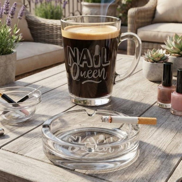 Set cadou pentru MANICHIURISTA - Cană și scrumieră gravate NAIL QUEEN