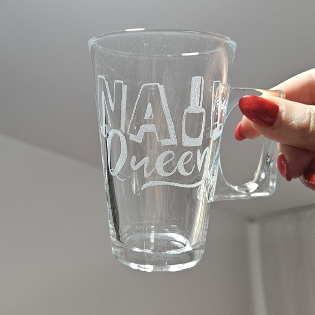 Set cadou pentru MANICHIURISTA - Cană și scrumieră gravate NAIL QUEEN