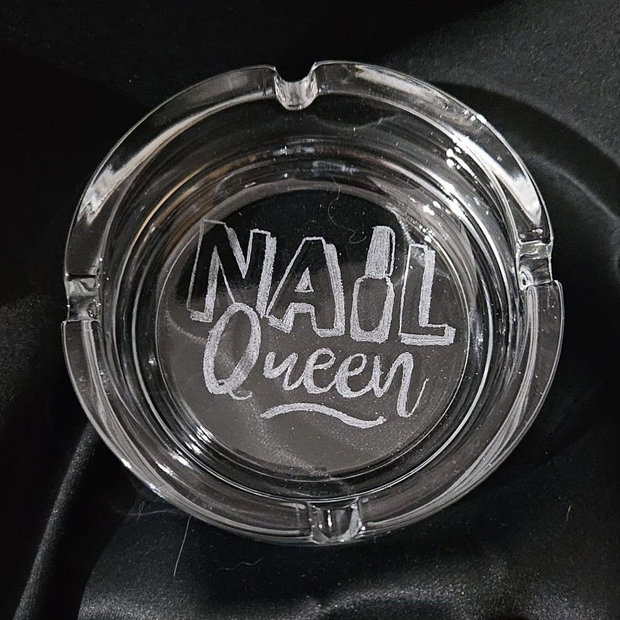 Set cadou pentru MANICHIURISTA - Cană și scrumieră gravate NAIL QUEEN