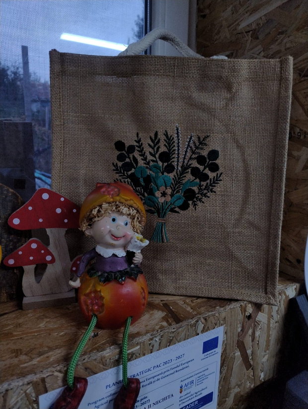 Sacoșă medie din iută naturală, brodată cu buchet botanic AYA HOME
