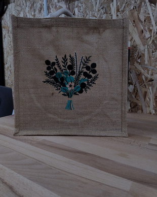 Sacoșă medie din iută naturală, brodată cu buchet botanic  AYA HOME