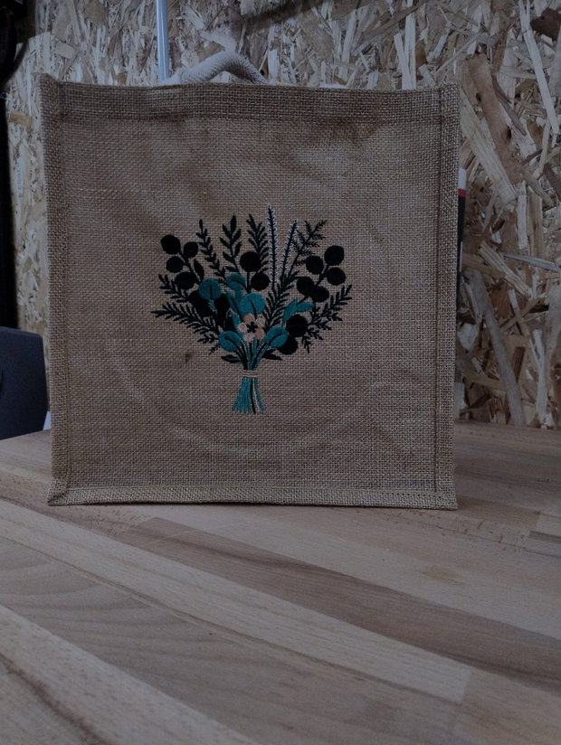 Sacoșă medie din iută naturală, brodată cu buchet botanic AYA HOME