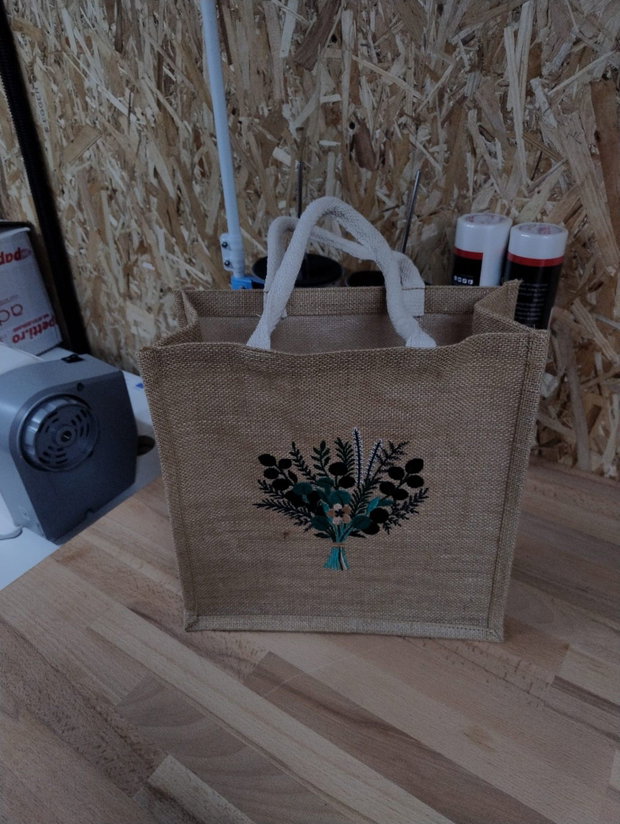 Sacoșă medie din iută naturală, brodată cu buchet botanic AYA HOME
