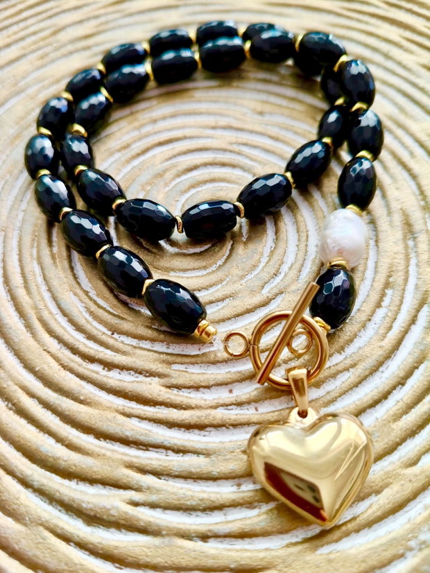 Colier onix negru & inimă aurie