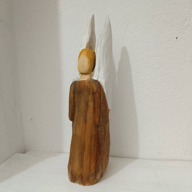 Inger sculptat in lemn