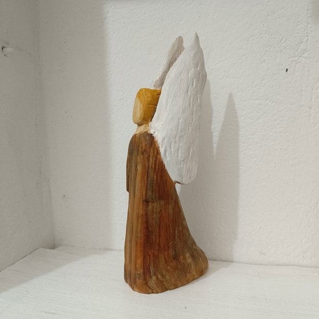 Inger sculptat in lemn