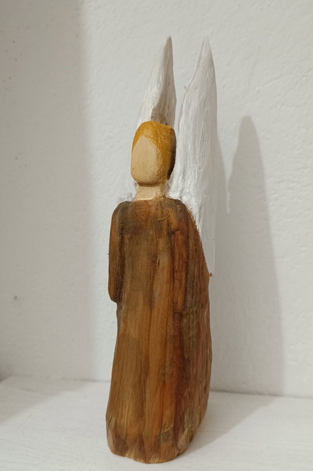 Inger sculptat in lemn