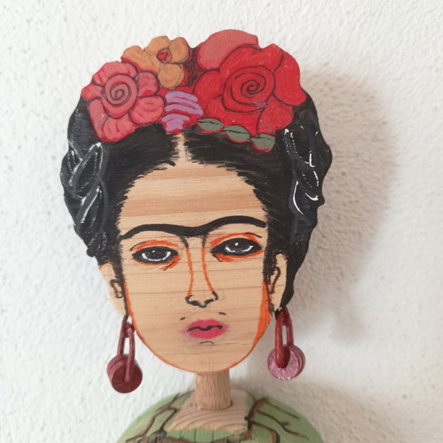 Frida Kahlo. Figurina din lemn