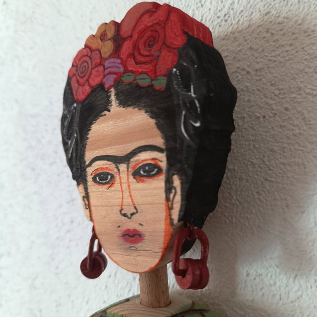 Frida Kahlo. Figurina din lemn