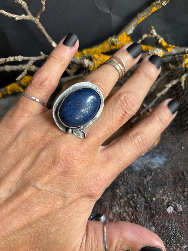 Inel reglabil, supradimensionat din argint 925 partial oxidat cu piatra de lapis lazuli