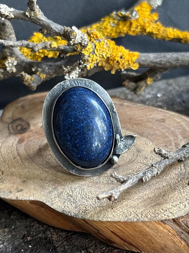 Inel reglabil, supradimensionat din argint 925 partial oxidat cu piatra de lapis lazuli