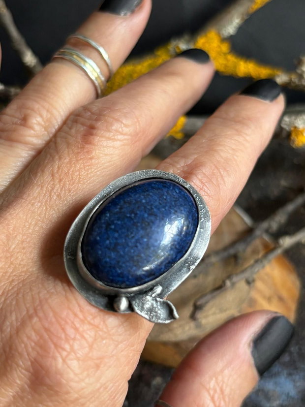 Inel reglabil, supradimensionat din argint 925 partial oxidat cu piatra de lapis lazuli