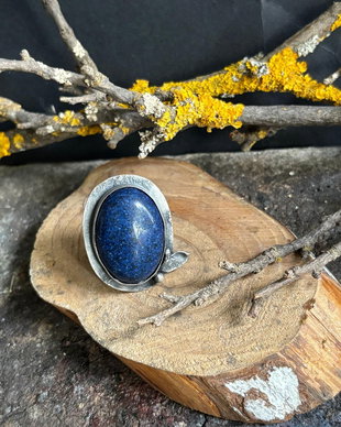 Inel reglabil, supradimensionat din argint 925 partial oxidat cu piatra de lapis lazuli