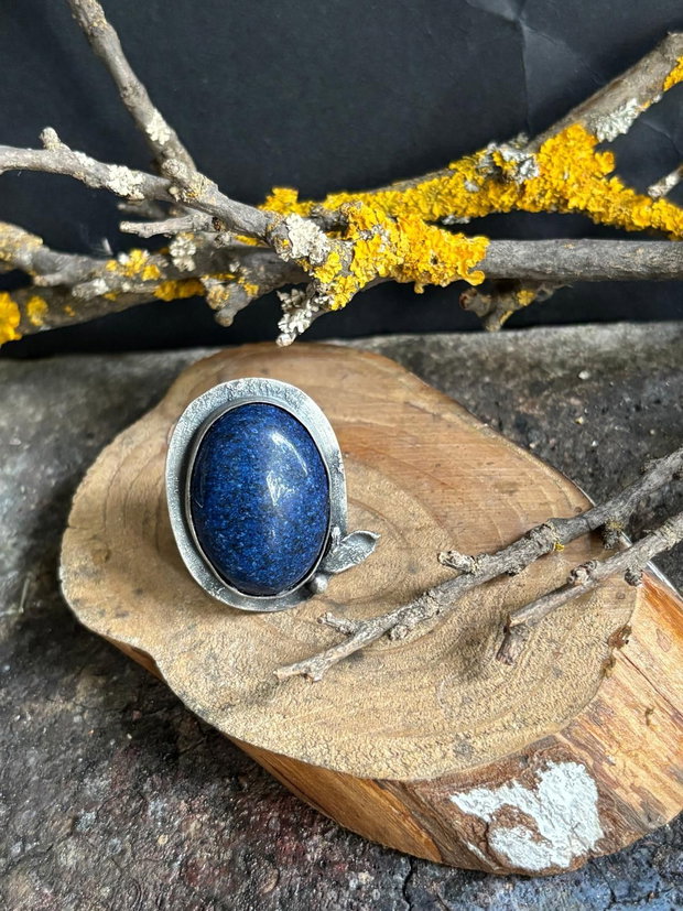 Inel reglabil, supradimensionat din argint 925 partial oxidat cu piatra de lapis lazuli