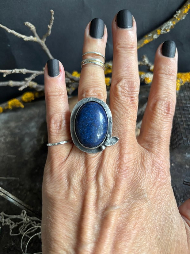 Inel reglabil, supradimensionat din argint 925 partial oxidat cu piatra de lapis lazuli