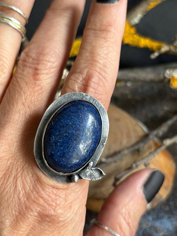 Inel reglabil, supradimensionat din argint 925 partial oxidat cu piatra de lapis lazuli