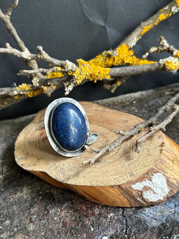 Inel reglabil, supradimensionat din argint 925 partial oxidat cu piatra de lapis lazuli