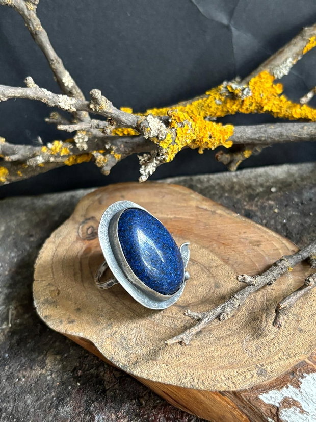 Inel reglabil, supradimensionat din argint 925 partial oxidat cu piatra de lapis lazuli
