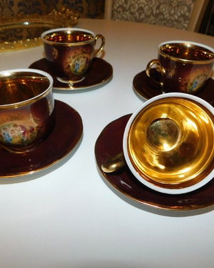 Portelan Bohemia, vintage, pictat manual, aur coloidal,   4  cani cu 4  farfurii, pentru cafea