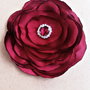 Brosa floare visinie mare cu cristale 12,5 cm