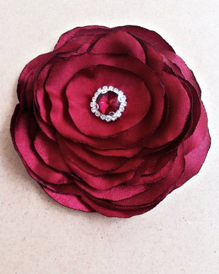 Brosa floare visinie mare cu cristale 12,5 cm