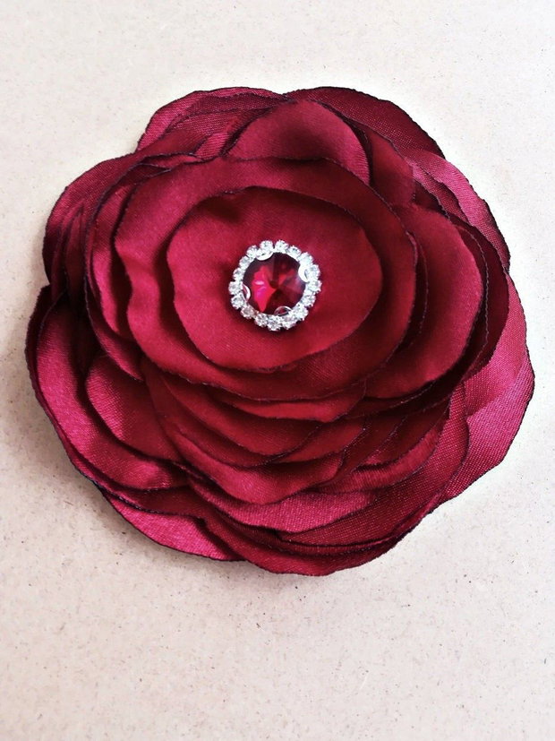 Brosa floare visinie mare cu cristale 12,5 cm