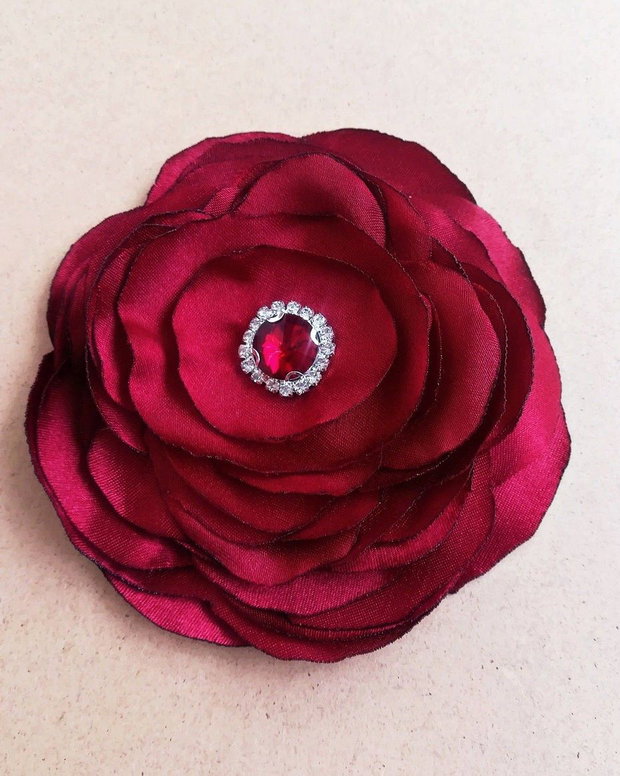 Brosa floare visinie mare cu cristale 12,5 cm