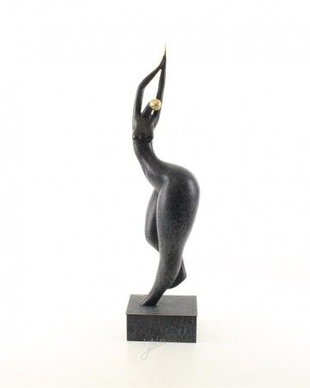 Femeie-statueta moderna din bronz pe un soclu din marmura
