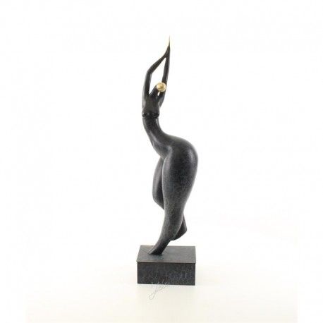 Femeie-statueta moderna din bronz pe un soclu din marmura