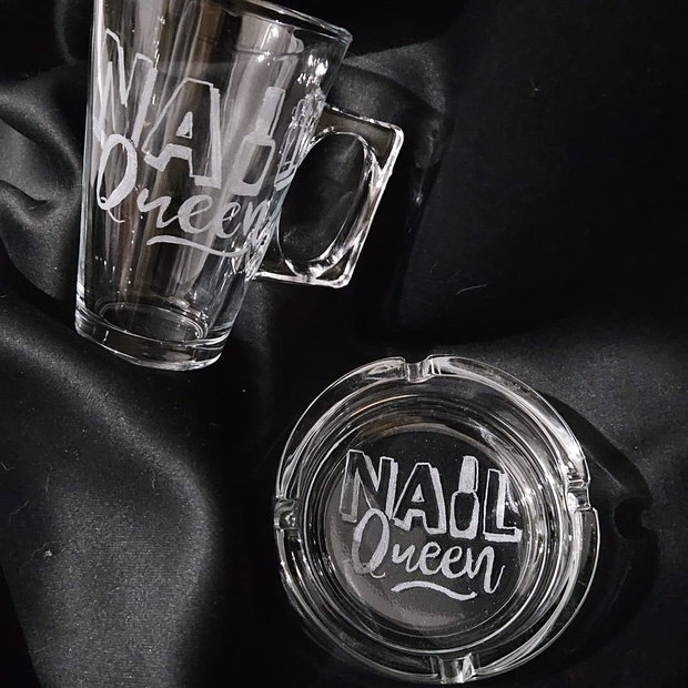 Set cadou pentru MANICHIURISTA - Cană și scrumieră gravate NAIL QUEEN