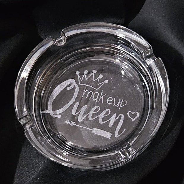 Set cadou pentru MAKE-UP artista - Cană și scrumieră gravate MAKEUP QUEEN