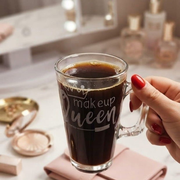 Set cadou pentru MAKE-UP artista - Cană și scrumieră gravate MAKEUP QUEEN