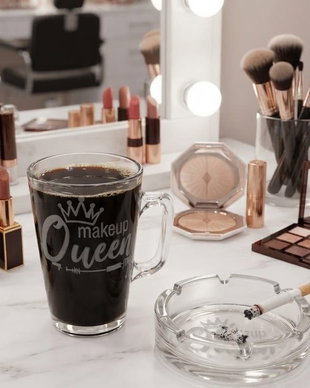 Set cadou pentru MAKE-UP artista - Cană și scrumieră gravate MAKEUP QUEEN