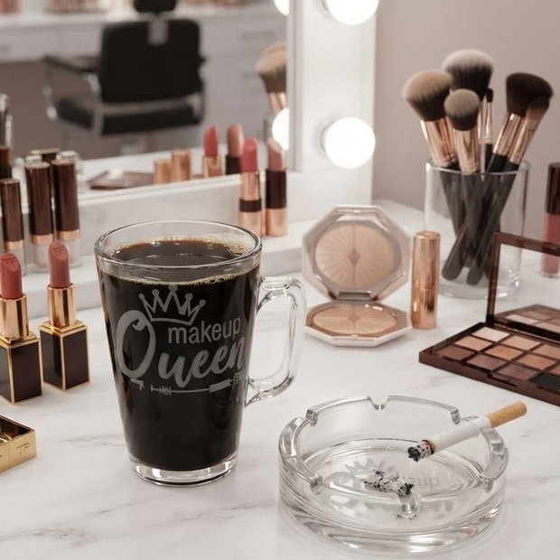 Set cadou pentru MAKE-UP artista - Cană și scrumieră gravate MAKEUP QUEEN