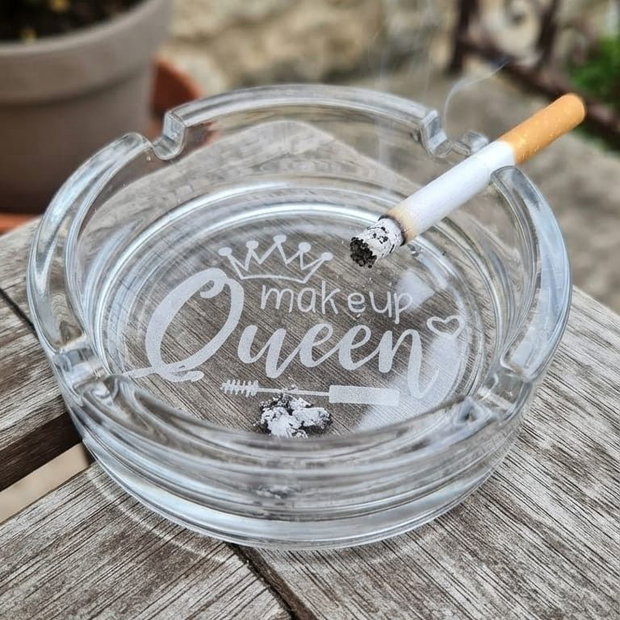 Set cadou pentru MAKE-UP artista - Cană și scrumieră gravate MAKEUP QUEEN