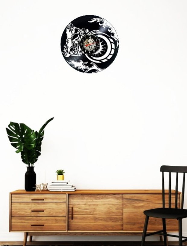 Ceas de perete decorativ realizat din disc de vinil, Model Motocicleta Biker Chopper Flacari, Negru, 30 cm