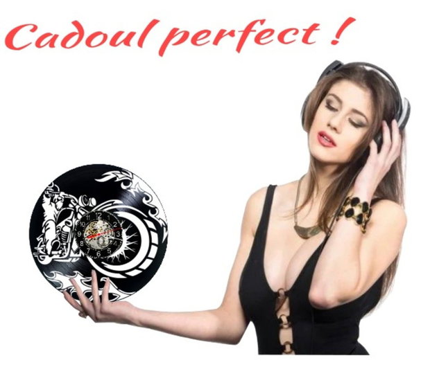 Ceas de perete decorativ realizat din disc de vinil, Model Motocicleta Biker Chopper Flacari, Negru, 30 cm