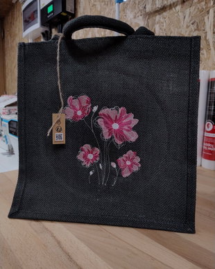 Sacoșă din iută antracit, brodată cu flori roz  30×30×19 cm | AYA HOME