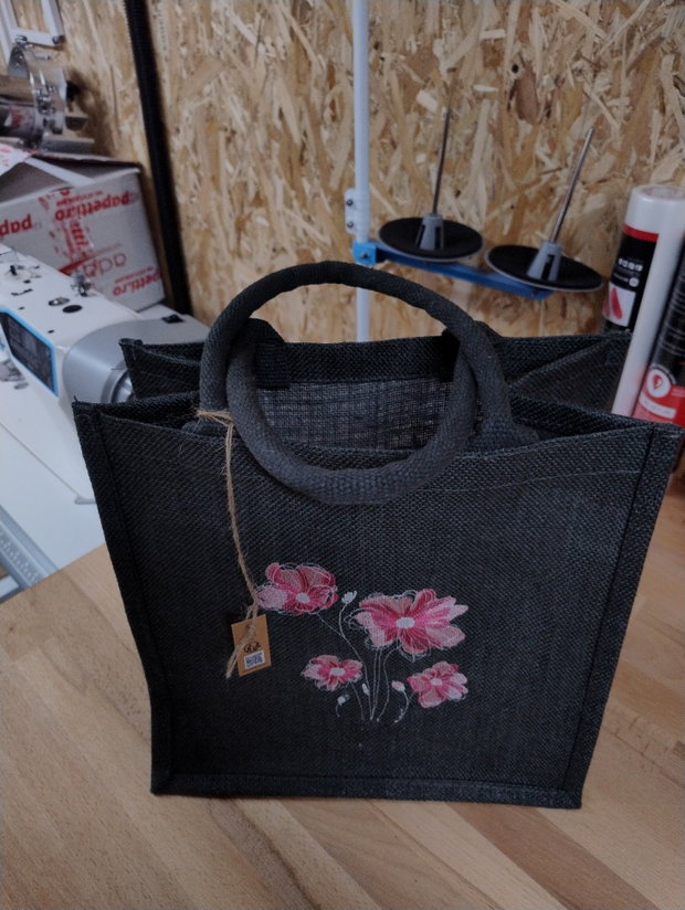 Sacoșă din iută antracit, brodată cu flori roz 30×30×19 cm | AYA HOME