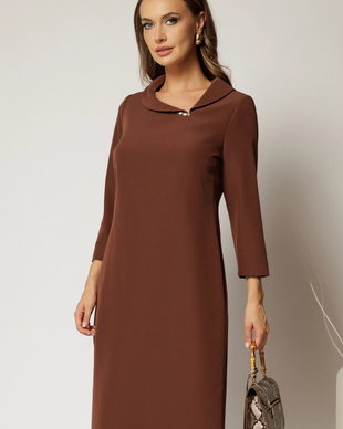 Rochie midi maro cu croi drept cambrat si decolteu elegant