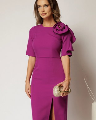 Rochie midi conica magenta cu detaliu amplu floral la bust