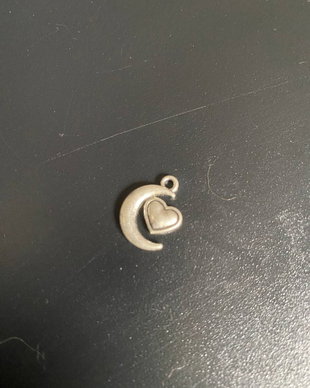 Charm semi luna cu inima