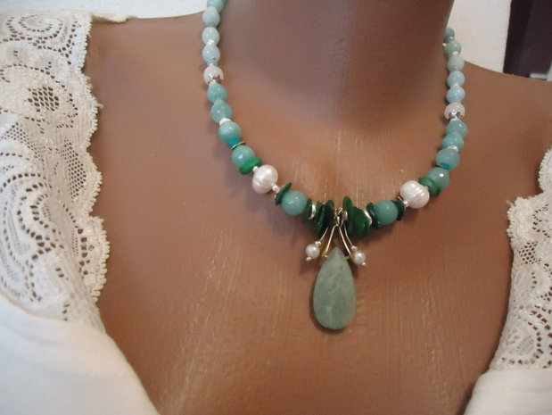 Colier unicat la baza gatului, agate fatetate albastru/alb, gradient bleu