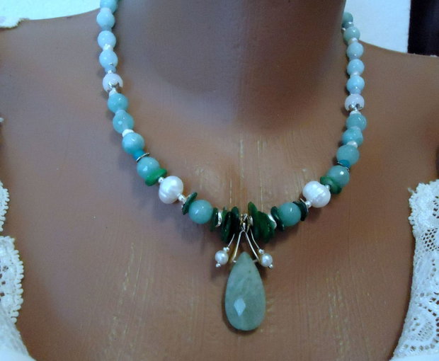 Colier unicat la baza gatului, agate fatetate albastru/alb, gradient bleu